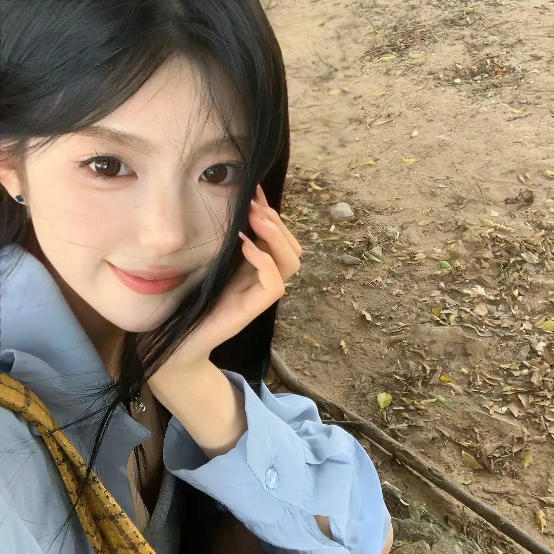 白面包车里的人 海报